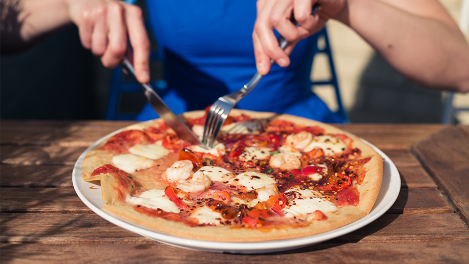 cutting-pizza